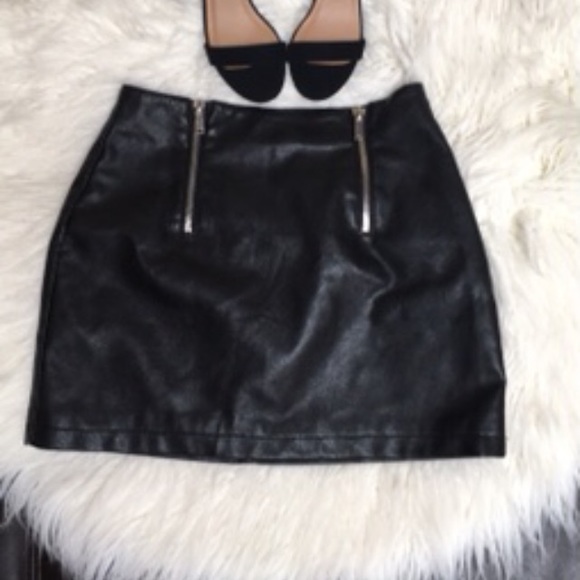 ❌ SOLD ❌ Faux leather skirt - Picture 2 of 6